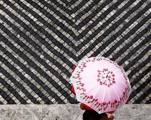 ombrello, fiori, rosa, nero, selciato, bianco, porfido, geometrie, pioggia, linee, bianconero