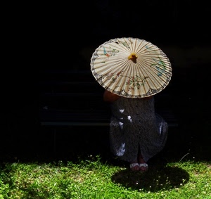 ombrello, ombra, prato, erba, verde, panchina, piedi, donna, vestito, nero, cerchio, sole