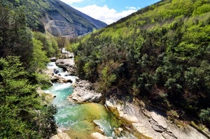 acqua, fiume, rocce, verde, alberi, montagna, torrente, nuvole, cielo, montagne, piante, paesaggio, natura, roccia, bosco
