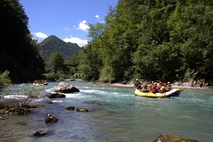 alberi, fiume, acqua, montagna, cielo, gommone, rafting, torrente, canotto, nuvole, rocce, giallo, persone, scogli, pagaie, verde, caschi, massi, gommoni, sportivi, remi, rapide, sport