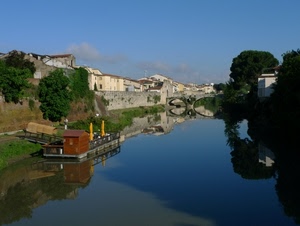 alberi, fiume, ponte, acqua, riflesso, verde, cielo, nuvole, case, panorama, riflessi, paese, chiatta, barcone