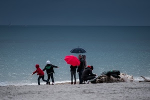 ombrelli, mare, bambini, spiaggia, persone, rosso, sabbia, orizzonte, pioggia, acqua, cielo, inverno, onde, due, maltempo