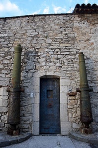 cannoni, porta, muro, pietre, portone, due, ferro, bellici, sassi, pietra, reperti, citofono