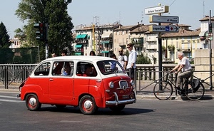 rosso, bicicletta, auto, bianco, persone, strada, automobile, epoca, multipla, fiat, macchina, ciclista, seicento, passanti