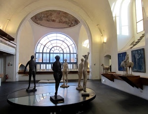 statue, museo, vetrata, archi, finestre, quadri, luci, sculture, cavalli, riflesso, finestra, arco, cerchio, arte, bianco, dipinti, affresco, soffitto, sala, ombre, esposizione, pedana