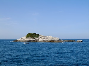 mare, isola, azzurro, verde, roccia, cielo, scoglio, blu, rocce, acqua, gommone, isolotto, scogli, vegetazione, barca, barche