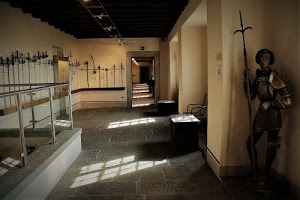 armatura, museo, spade, armi, finestre, corridoio, ombre, sciabole, corazza, pavimento, lancia, vetro, luce, luci, esposizione, soldato, appese, porte, sedia