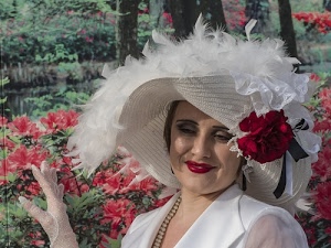 cappello, fiori, bianco, piume, ritratto, rossetto, rosso, sorriso, rosa, collana, donna, mano, perle, guanto, alberi, verde, fiocco, occhi, fiore, labbra, viso, signora