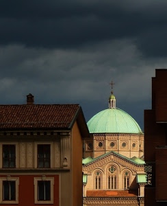 finestre, cupola, cielo, chiesa, nuvole, case, croce, verde, tetti, colonne, comignolo, palazzi, archi, bifore, tetto, trifora