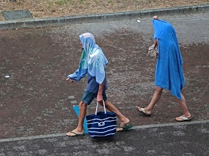 borsa, strada, ciabatte, due, pioggia, persone, gambe, asciugamani, piedi, infradito, camminare, asfalto, azzurro, teli, riparo, blu, borsetta