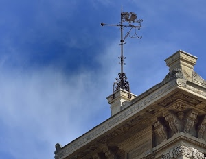 banderuola, nuvole, cielo, cornicione, ferro, azzurro, gallo, palazzo, tetto, decorazioni, battuto, capitelli, sculture, fregi, croce, metallo