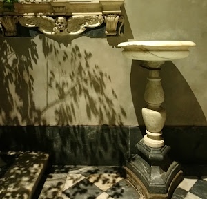 acquasantiera, marmo, ombra, teschio, colonna, ali, nero, pavimento, chiesa, scultura, bianco, muro, scalino, rombi, ombre, piedistallo