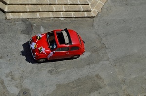 rosso, cinquecento, strada, sposi, gradini, scalini, rossa, tettuccio, macchina, auto, automobile, fiat, velo, fiocco, fiori, vettura
