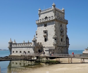 mare, torre, sabbia, castello, cielo, acqua, spiaggia, passerella, ponte, finestre, merli, azzurro, persone, riflesso, torrette, pontile