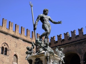 statua, merli, nettuno, putti, bologna, tridente, bronzo, cielo, azzurro, finestre, monumento, castello, bifora, piazza, palazzo, archi, nudo, statue, forcone, mani