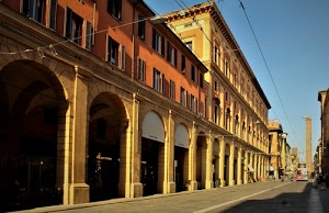strada, finestre, portici, via, archi, fili, case, cielo, torri, bologna, colonne, portico, torre, luci, azzurro, edificio, cavi