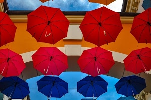 ombrelli, rosso, blu, arco, colori, cielo, azzurro, manici, appesi, vetro, celeste, sospesi