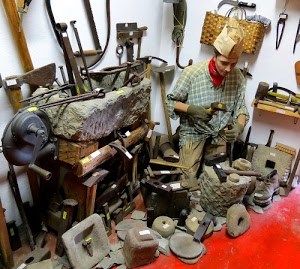 attrezzi, martello, artigiano, lavoro, pietra, cappello, scalpello, martelli, artigianato, sega, berretto, manichino, rosso, borsa, ferro, manovella, bottega