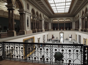 archi, colonne, museo, quadri, ringhiera, porte, palazzo, sfera, statue, lucernario, vetrate, capitelli, sculture, interno, persone