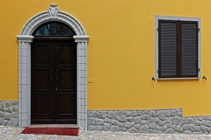 finestra, porta, giallo, arco, persiane, persiana, portone, casa, sassi, zerbino, minimal, chiuso, muro, stemma, marrone, tappeto, rosso