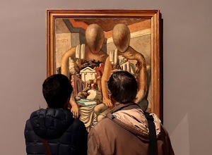 quadro, museo, persone, due, cornice, visitatori, muro, teste, mostra, cappucci, donna, uomo, arte, spalle, giubbotti, capelli, metafisica, cappotti, spettatori