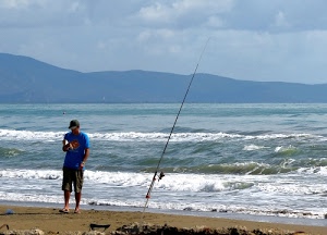 mare, onde, canna, pescatore, pesca, cielo, azzurro, sabbia, nuvole, spiaggia, pescare, montagne, uomo, libro, cappello, mulinello, riva, acqua, blu
