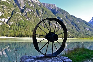 ruota, lago, raggi, montagna, acqua, riflessi, verde, alberi, cerchio, ferro, riflesso, montagne, erba, rocce, azzurro, cielo, roccia, bosco, mozzo, metallo