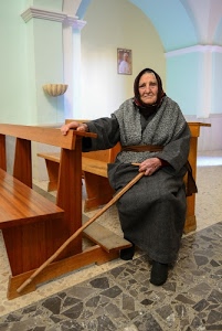 bastone, chiesa, anziana, donna, legno, panche, acquasantiera, pavimento, arco, nero, grigio, quadro, signora, mani, colonne, vestito, panca, banco, seduta, banchi, ritratto, foulard