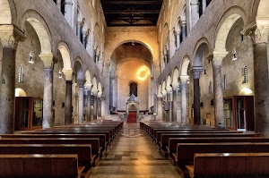colonne, chiesa, archi, altare, navata, banchi, panche, interno, abside, luce, prospettiva, luci, capitelli, centrale, legno, finestre, panchine, ciborio, pavimento, riflessi