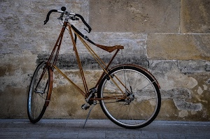 bicicletta, ruote, manubrio, muro, raggi, pedali, sella, cavalletto, telaio, bici, sellino, catena