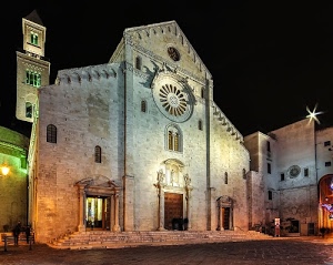 campanile, chiesa, rosone, luci, facciata, notturno, notte, colonne, finestre, piazza, porte, romanico, statue, scalinata, bifora, sagrato, duomo, portale, portone