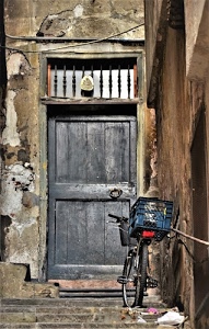 bicicletta, porta, legno, cassetta, ruote, maniglia, scalini, casa, scale, gradini, bici, scala, muro, portapacchi, cestino, pedali, plastica, tubo, batacchio