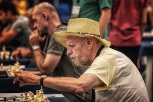 cappello, scacchi, orologio, anziano, giocatori, persone, vecchio, gioco, braccio, giocatore, rosso, uomo, gara, uomini, scacchiera, verde, mano, pedine, maglietta, orologi