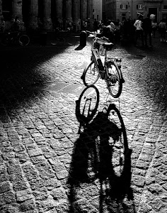 bicicletta, ombra, persone, ruote, bianconero, piazza, strada, controluce, cestino, finestre, selciato, bici, colonne, luce, case, manubrio, ombre