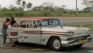 auto, strada, palme, portiere, persone, vecchia, automobile, donne, epoca, fanali, alberi