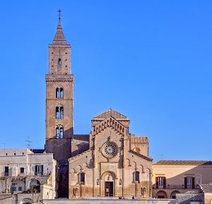 rosone, campanile, chiesa, finestre, azzurro, cielo, croce, facciata, bifore, portone, romanico, case, archi