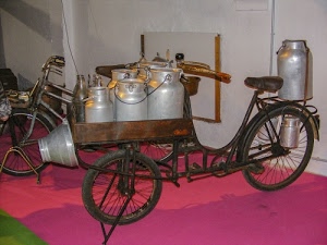 ruote, latte, bicicletta, biciclette, rosso, bidoni, museo, verde, raggi, contenitori, alluminio, tappeto, bici, carretto, sella, latta, manubrio, legno, bottiglie, trasporto