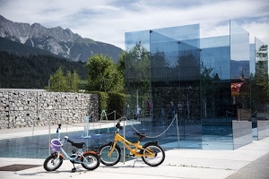 biciclette, montagne, alberi, vetro, acqua, nuvole, bici, fontana, muro, cielo, vetrate, montagna, ruote, verde, architettura, riflesso, giallo, vasca, due, monti