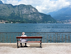 panchina, nuvole, lago, acqua, cielo, uomo, montagne, anziano, ringhiera, montagna, solitudine, vecchio, persona, legno, panorama, mare