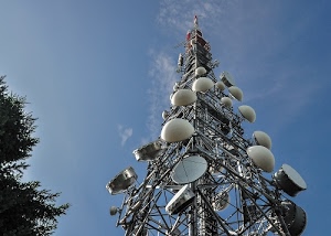 cielo, antenne, albero, traliccio, antenna, ferro, azzurro, parabole, acciaio, bianco, ripetitori, torre, cerchi, nuvole, metallo