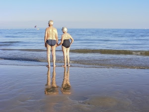 mare, anziani, spiaggia, riflessi, onde, acqua, azzurro, riflesso, sabbia, cielo, coppia, due, donna, uomo, costumi, persone, battigia, bagnanti