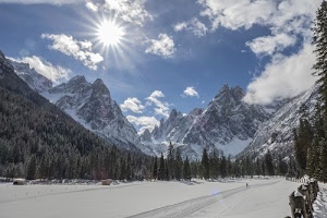 neve, sole, nuvole, alberi, cielo, montagne, bianco, azzurro, raggi, paesaggio, inverno, cime, montagna, pini, staccionata, abeti, roccia, panorama, vette