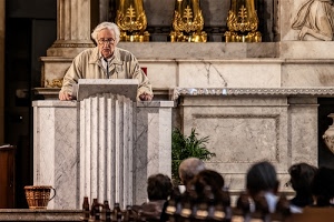 chiesa, leggio, altare, marmo, cestino, fedeli, occhiali, uomo, pulpito, persone, colonna, oro, teste, dorato, bianco, lettore, pubblico, oratore, cesto, leggere, colonne, capelli, banchi
