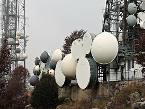 antenne, alberi, bianco, tralicci, cielo, grigio, verde, muro, ripetitori, parabole, tante, piante, cespugli, cerchi