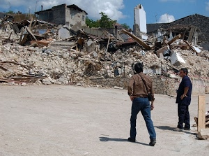 macerie, terremoto, persone, uomini, pietre, cielo, rovine, calcinacci, case, due, travi, casa, muretto, ruderi, nuvole, legno, ombre, sassi