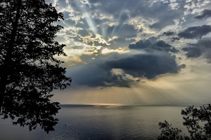nuvole, cielo, raggi, alberi, mare, acqua, foglie, sole, albero, orizzonte, panorama, tramonto, azzurro, riflesso, celeste, paesaggio, rami