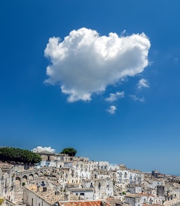 alberi, case, azzurro, nuvole, cielo, archi, bianco, nuvola, borgo, tetti, verde, paese, finestre, scale, collina