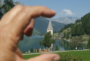 campanile, lago, alberi, mano, verde, dita, montagne, acqua, montagna, cielo, persone, nuvole, riflessi, effetto