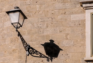 lampione, muro, ombra, finestra, vetro, ferro, braccio, mattoni, metallo, piastrelle