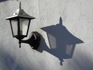 ombra, muro, lampione, vetro, lampadina, lampada, bianconero, parete, bianco, grigio, nero, ferro, supporto, minimalismo, intonaco, ombre